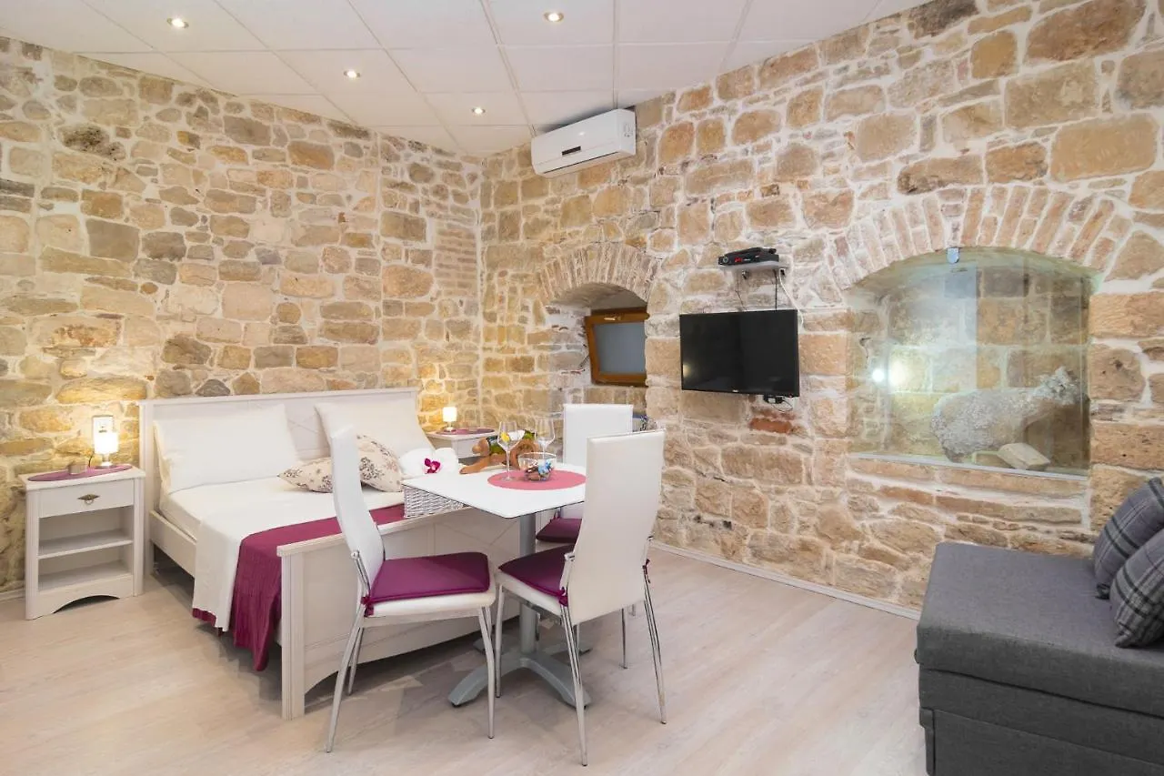 Ferienwohnung Original Split Palace Stone Walls
